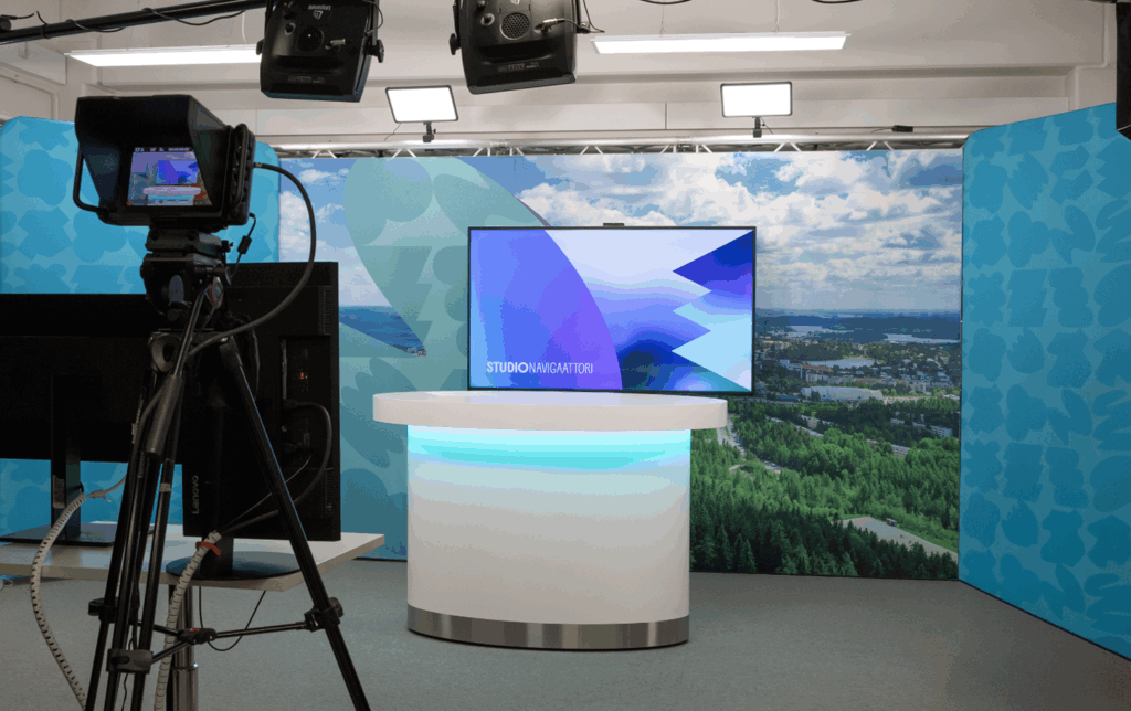 StudioNavigaattorin kuvauspaikka ja kamera valmiina lähetykseen.