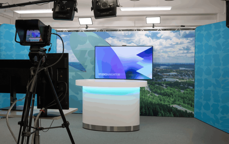 StudioNavigaattorin kuvauspaikka ja kamera valmiina lähetykseen.